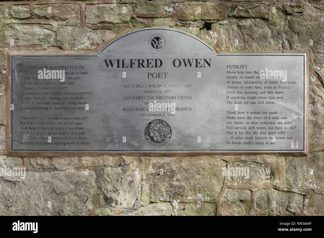 La Wilfred Owen placa conmemorativa en el amplio Paseo de Oswestry Park