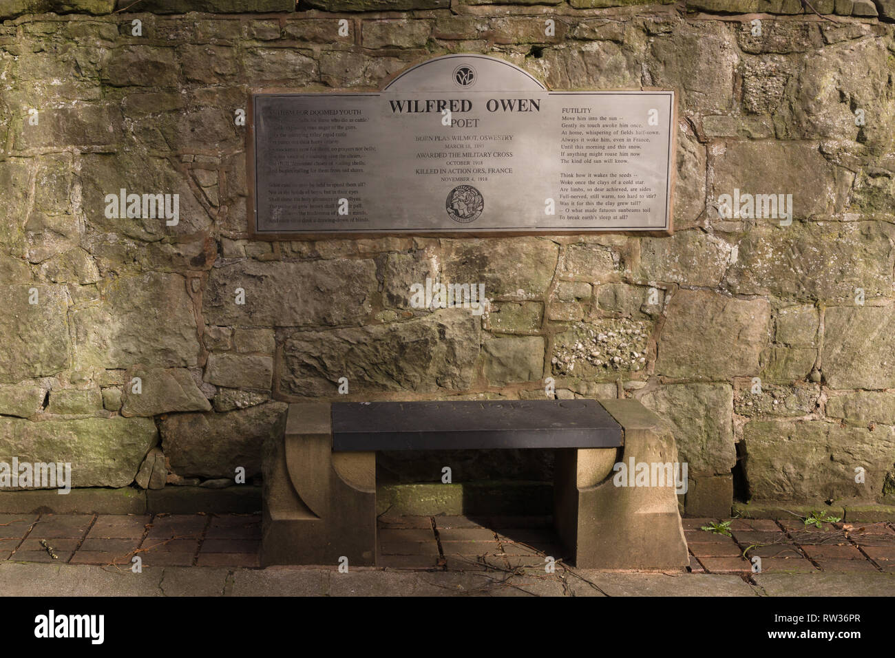 La Wilfred Owen placa conmemorativa en el amplio Paseo de Oswestry Park