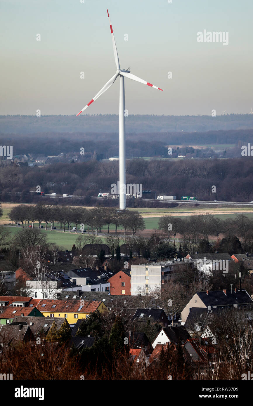 Moers, Ruhrgebiet, Nordrhein-Westfalen, Alemania - un aerogenerador en un área residencial en la autopista A42, ENNI Energie & Umwelt Niederrhein viento mucho Foto de stock