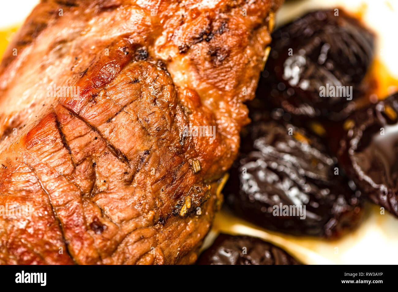 Pato asado con ciruelas pasas. La textura de la carne, guisos y platos al  horno Fotografía de stock - Alamy