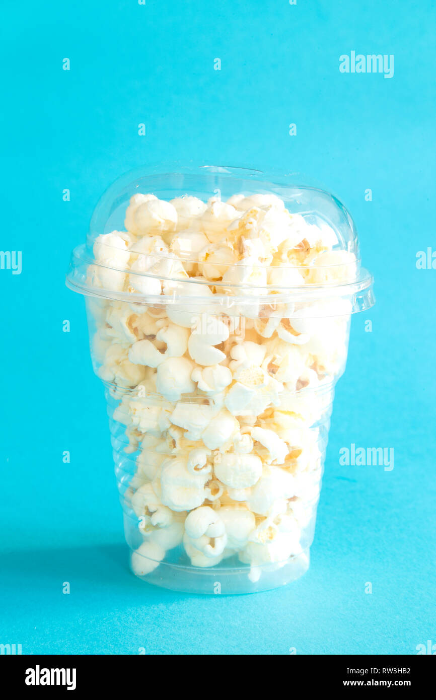 Soportar Suplemento prioridad Palomitas de maíz en un vaso de plástico Fotografía de stock - Alamy