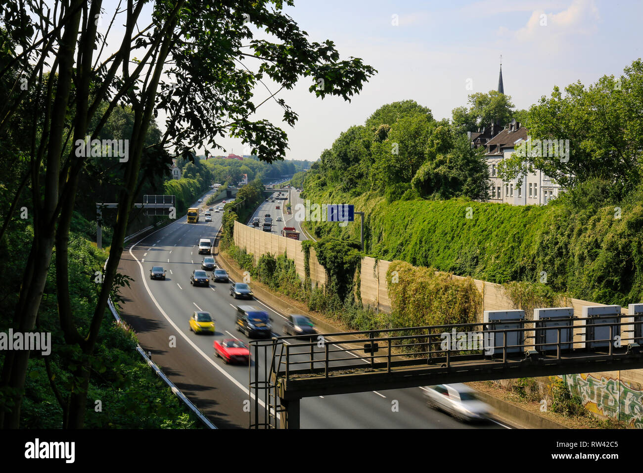Essen, Renania del Norte-Westfalia, área de Ruhr, Alemania, aquí el verde cubierto de la autopista A40, en el distrito de Kray, fotografiado en ocasión del Foto de stock