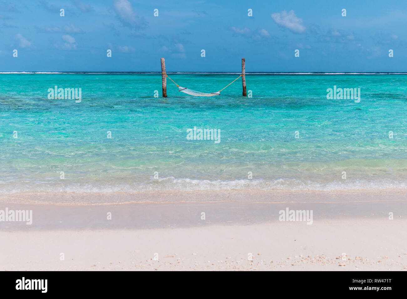 Hamaca en el agua en las Maldivas Foto de stock