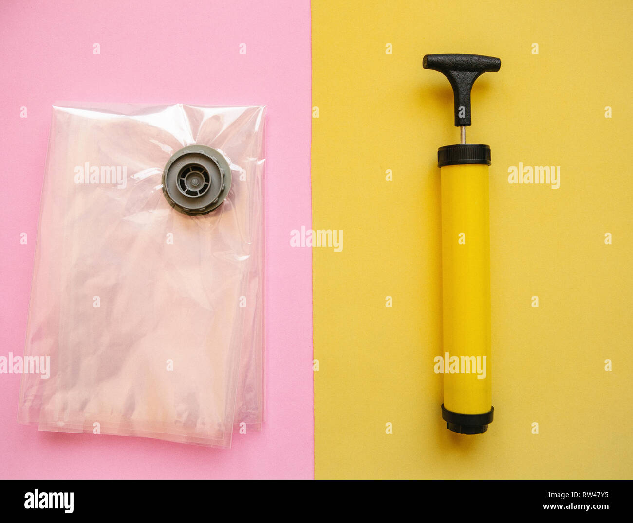Bomba de vacío para bolsas de vacío para empacar ropa y reducir su tamaño  para el almacenamiento Fotografía de stock - Alamy
