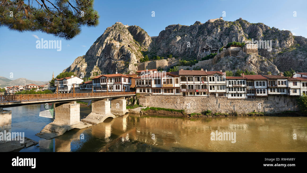 Villas otomano de Amasya a lo largo de las riberas del río Yeşilırmak, debajo del Póntico Royal rock tumbas y alta montaña antigua ciudadela, Turquía Foto de stock