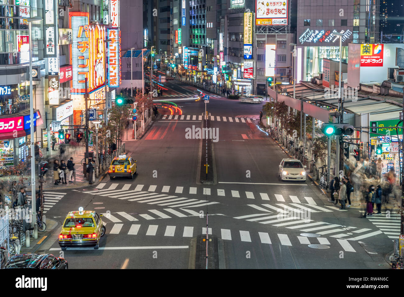 Shinjuku Tokio Japon Noviembre 17 Colorida Y Bulliciosa Calle Carteles De Neon Alquiler De Senderos Y