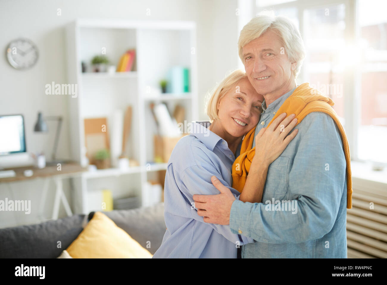 Romántica pareja Senior en la luz del sol Foto de stock