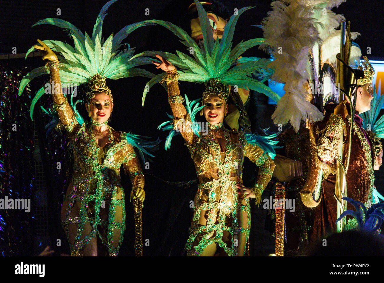 Escabullirse Bajo mandato Actriz Tarragona, España. 3 de marzo: Carnaval de Tarragona, un colorido femenino  en un disfraz que participaban en el desfile Fotografía de stock - Alamy