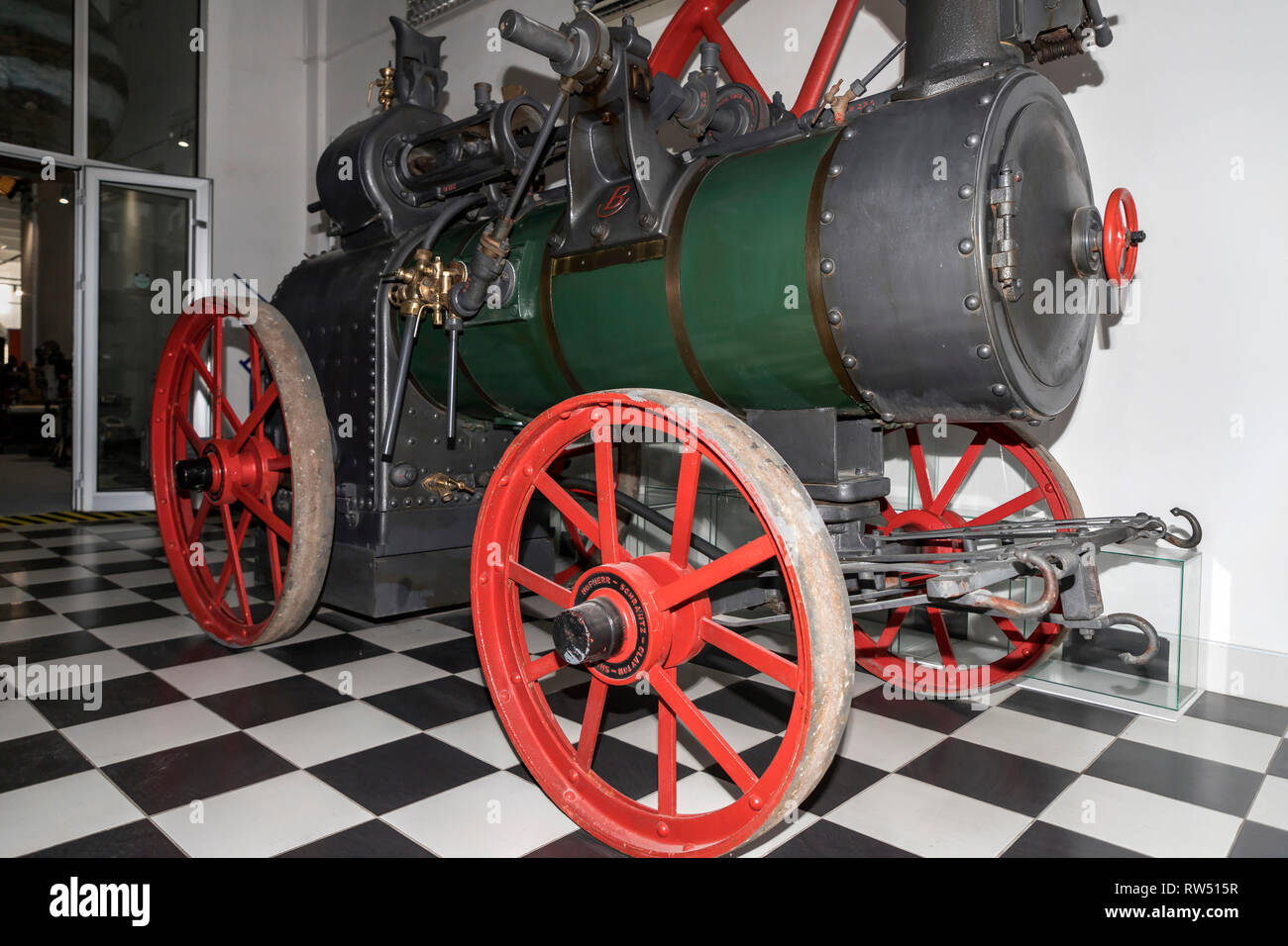 Belgrado, Serbia: Locomobile, muebles motor a vapor utilizados en la agricultura desde fines del siglo XIX, expuesta en el Museo de la ciencia y la tecnología Foto de stock