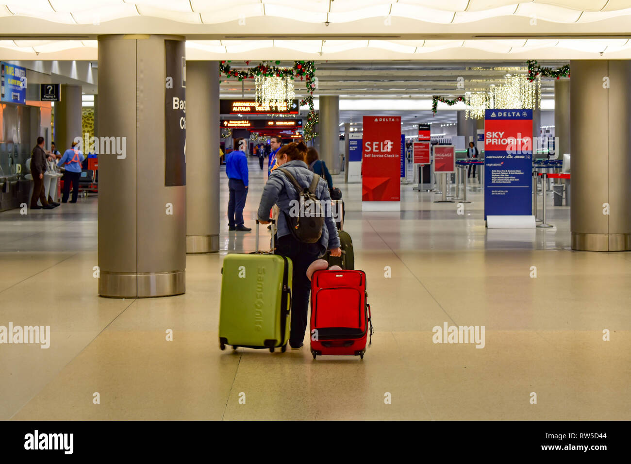 Miami, Florida. Enero 05, 2019. Mujer caminando con coloridos maletas en el  Aeropuerto Internacional de Miami Fotografía de stock - Alamy