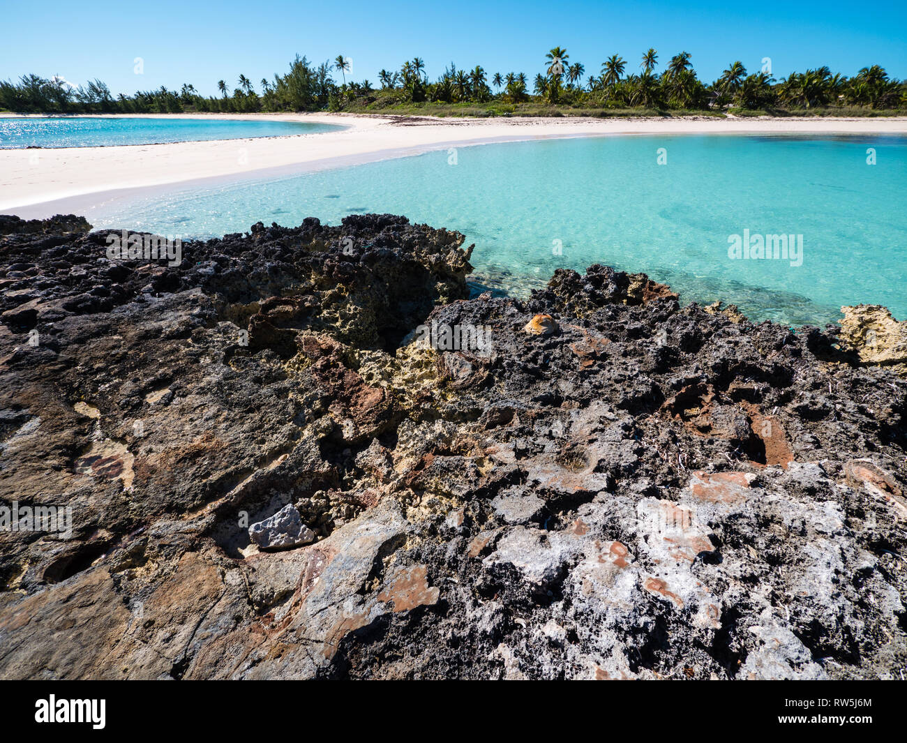 En la Isla de Coral Tropical Playa calas gemelas, Gobernadores Harbour Eleuthera Island, Las Bahamas, El Caribe. Foto de stock