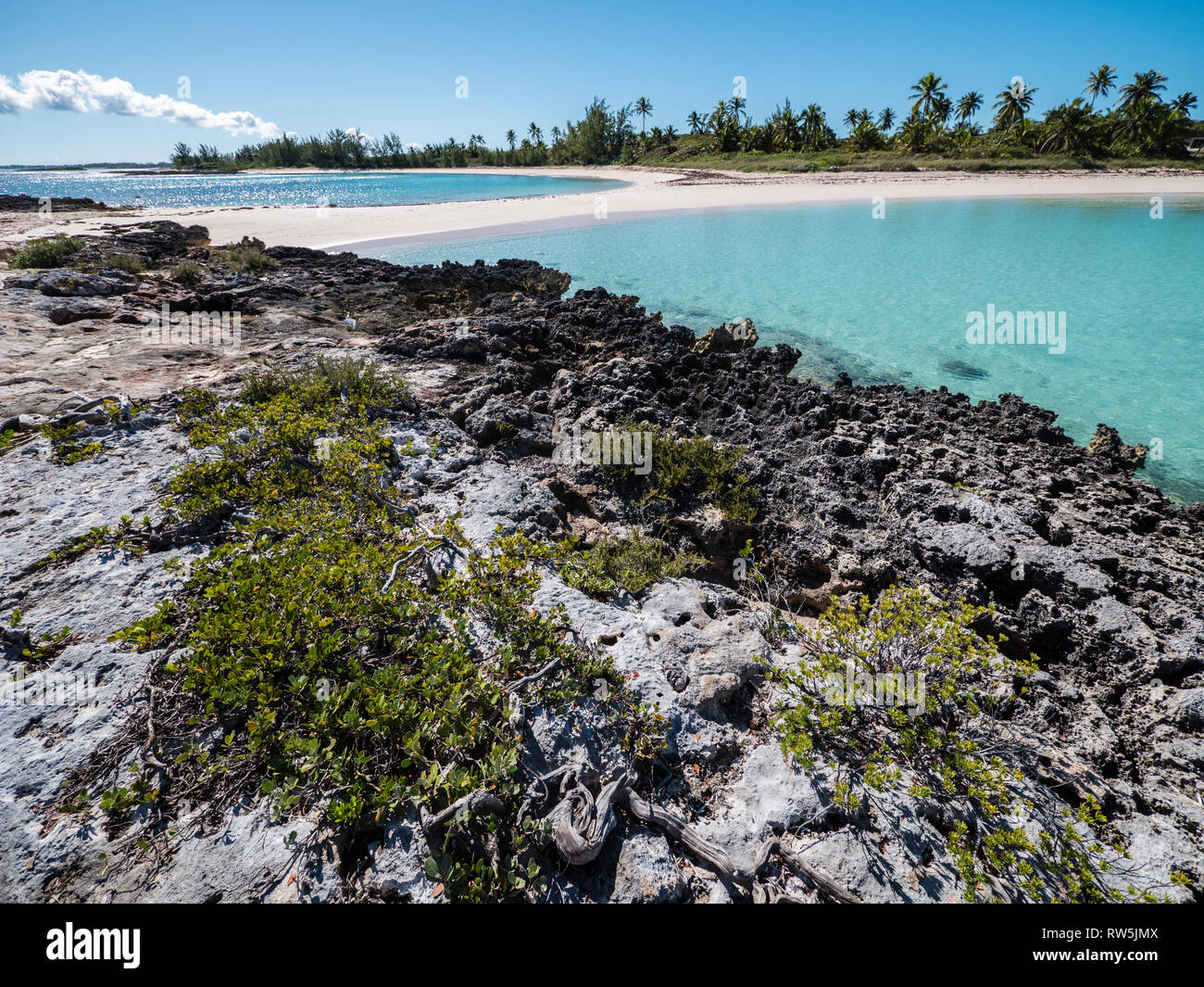 Con vistas a la Isla de Coral de Twin Calas Playa, Governor's Harbour, Eleuthera Island, Las Bahamas, El Caribe. Foto de stock