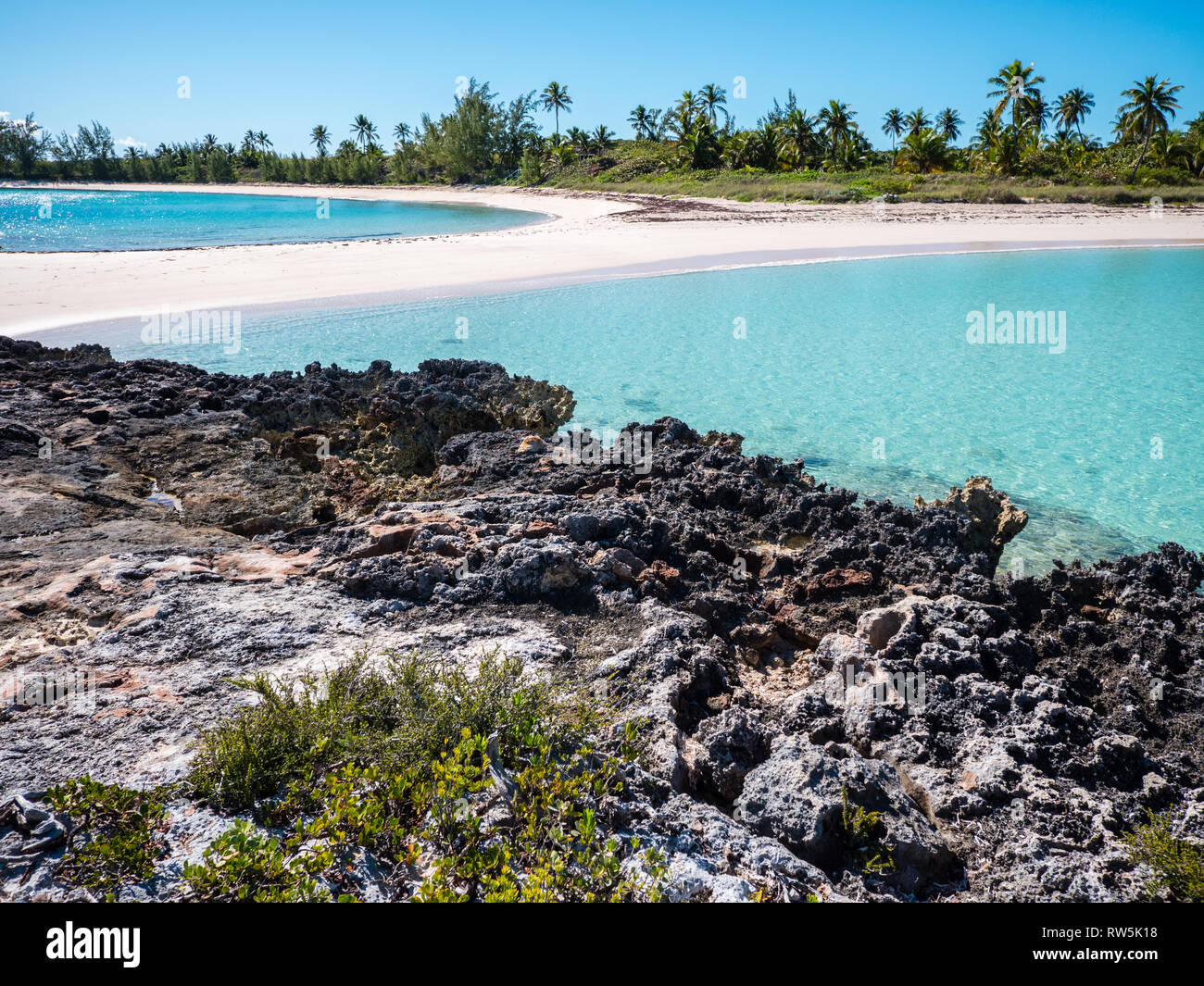 Con vistas a la Isla de Coral de Twin Calas Playa, Governor's Harbour, Eleuthera Island, Las Bahamas, El Caribe. Foto de stock