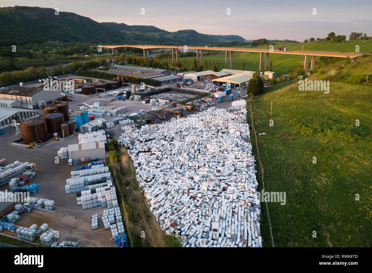 Imagen aérea de una nevera de reciclaje y eliminación de astillero en Perth, Escocia, mostrando miles de refrigeradores usados en pilas. Foto de stock