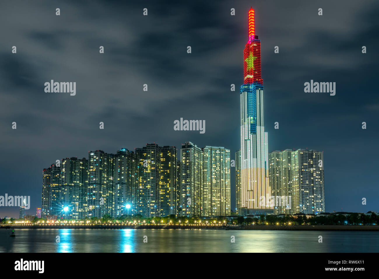 Colorido paisaje arquitectónico de la escena nocturna de rascacielos a lo largo del río con muchas luces brillantes para acoger el Año Nuevo Lunar 2019 Foto de stock