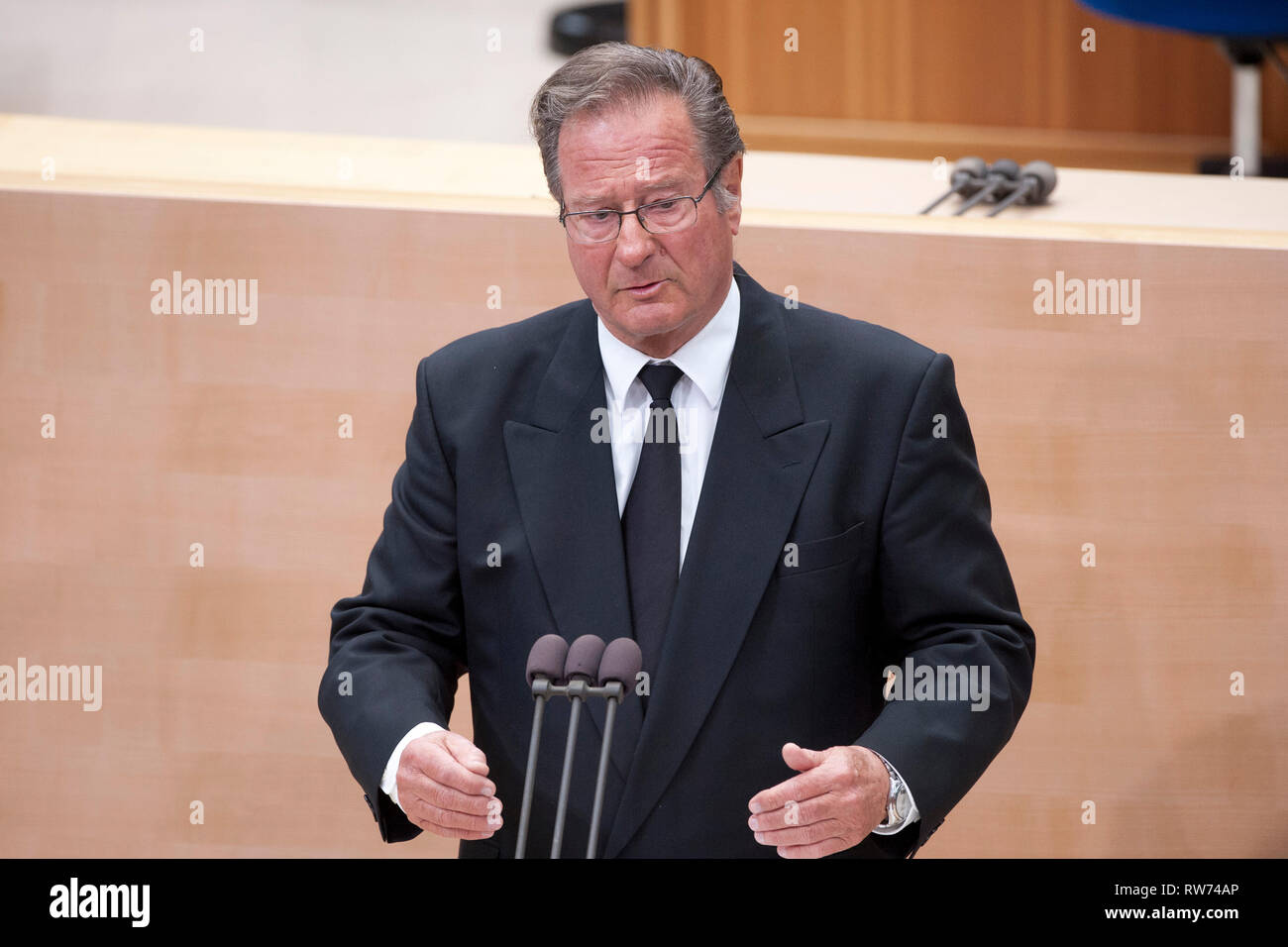 FDP político Klaus Kinkel murió a la edad de 82 años. Foto: archivo Klaus  KINKEL, ex Ministro de Asuntos Exteriores alemán, durante su discurso, el  acto del Estado por la tarde, el