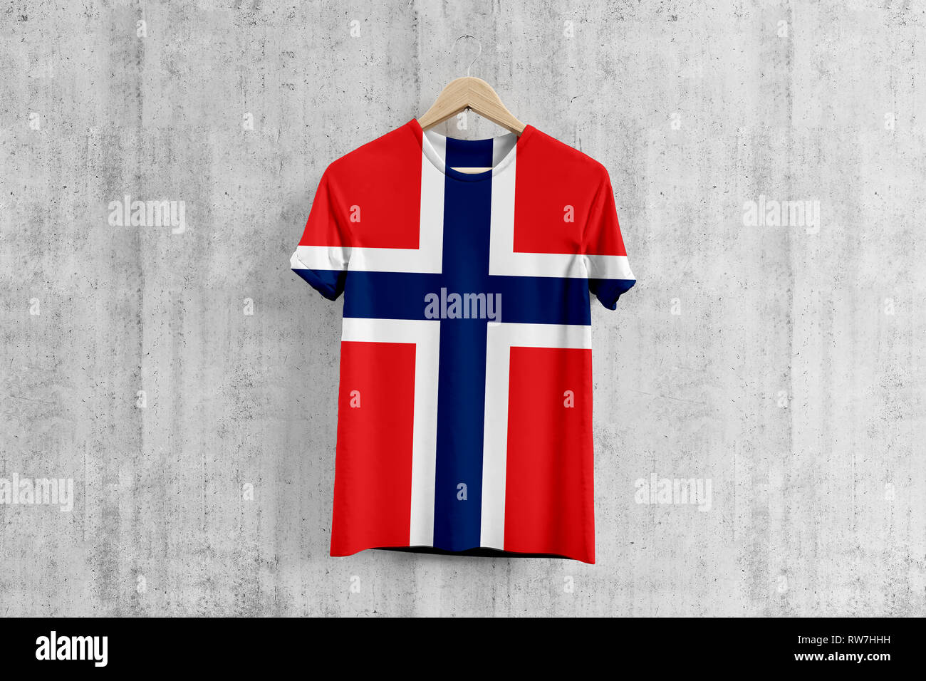Camiseta de bandera noruega en el colgador, equipo noruego idea diseño  uniforme para la confección de prendas de vestir. Desgaste de la nacional  Fotografía de stock - Alamy