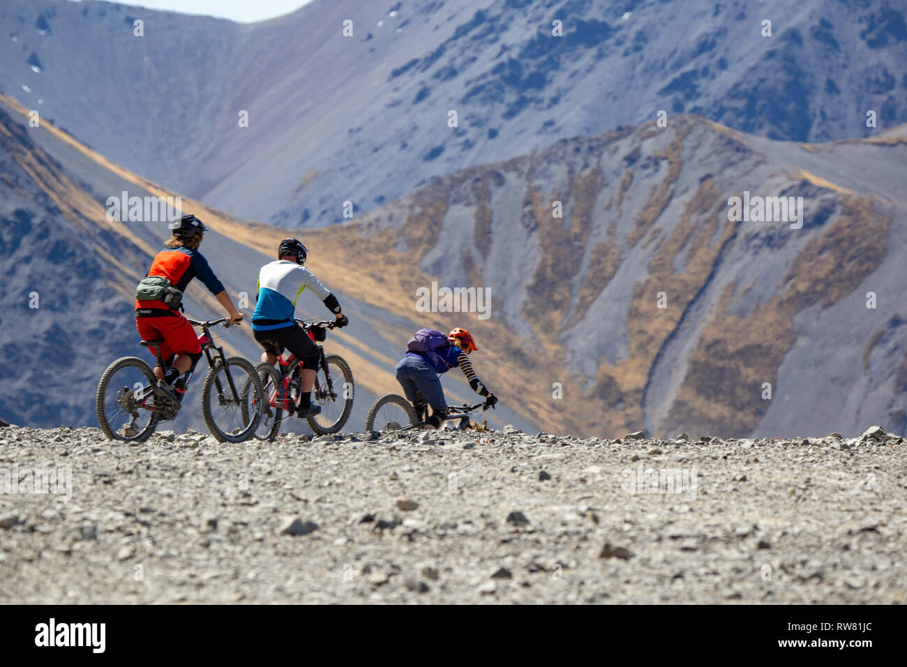 Mt Cheeseman, Canterbury, Nueva Zelandia, el 2 de marzo de 2019: Los ciclistas de montaña Cabeza abajo el sendero desde la cima de la montaña. Foto de stock