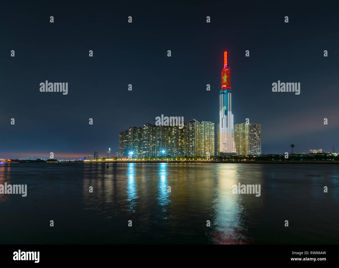 Colorido paisaje arquitectónico de la escena nocturna de rascacielos a lo largo del río con muchas luces brillantes para acoger el Año Nuevo Lunar 2019 Foto de stock