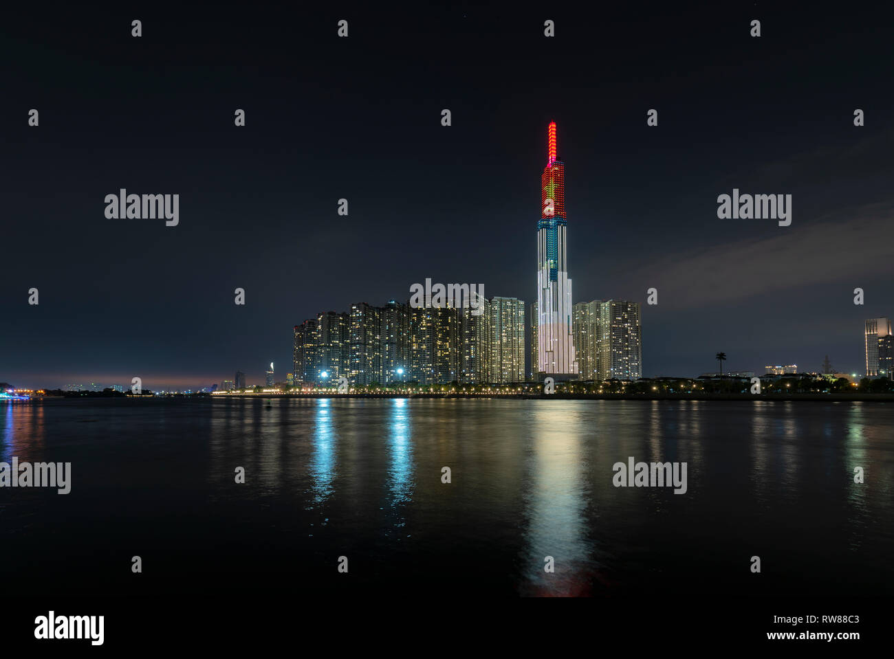 Colorido paisaje arquitectónico de la escena nocturna de rascacielos a lo largo del río con muchas luces brillantes para acoger el Año Nuevo Lunar 2019 Foto de stock