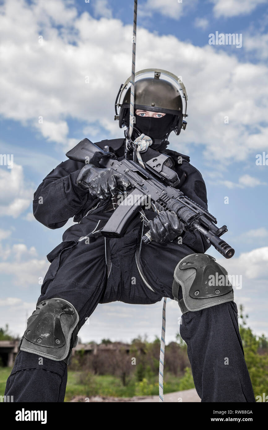Operador de las fuerzas especiales durante el rapel con armas de asalto  Fotografía de stock - Alamy