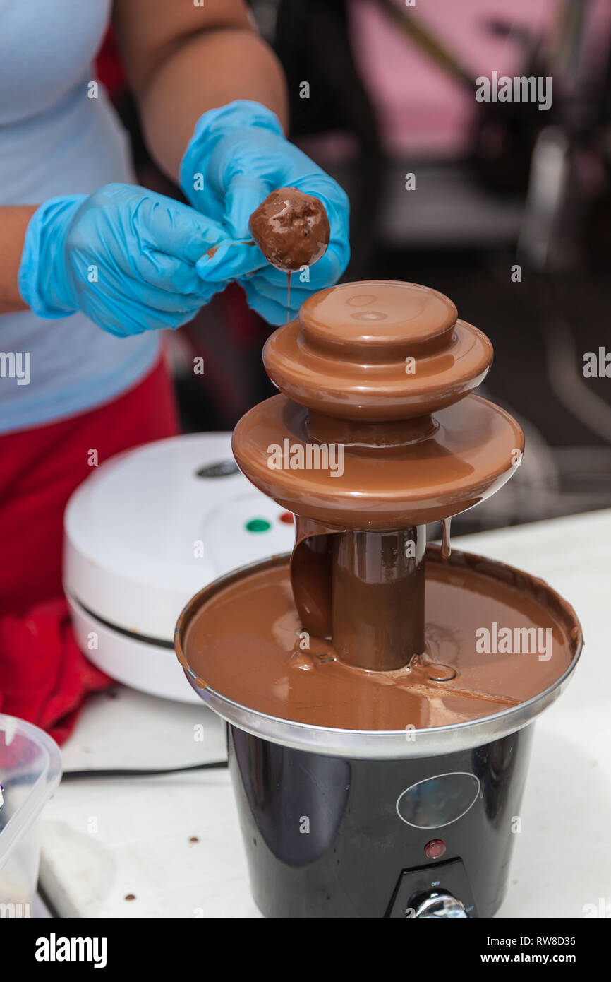 Máquina para fundir el chocolate y bañar frutas o bocadillos Fotografía de  stock - Alamy