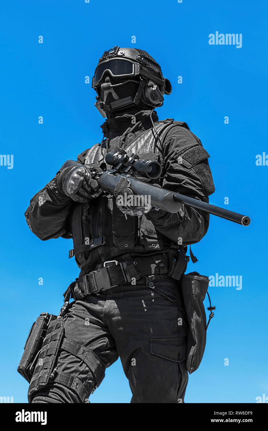 Operador SWAT con el rifle francotirador en negro uniforme Fotografía de stock Alamy