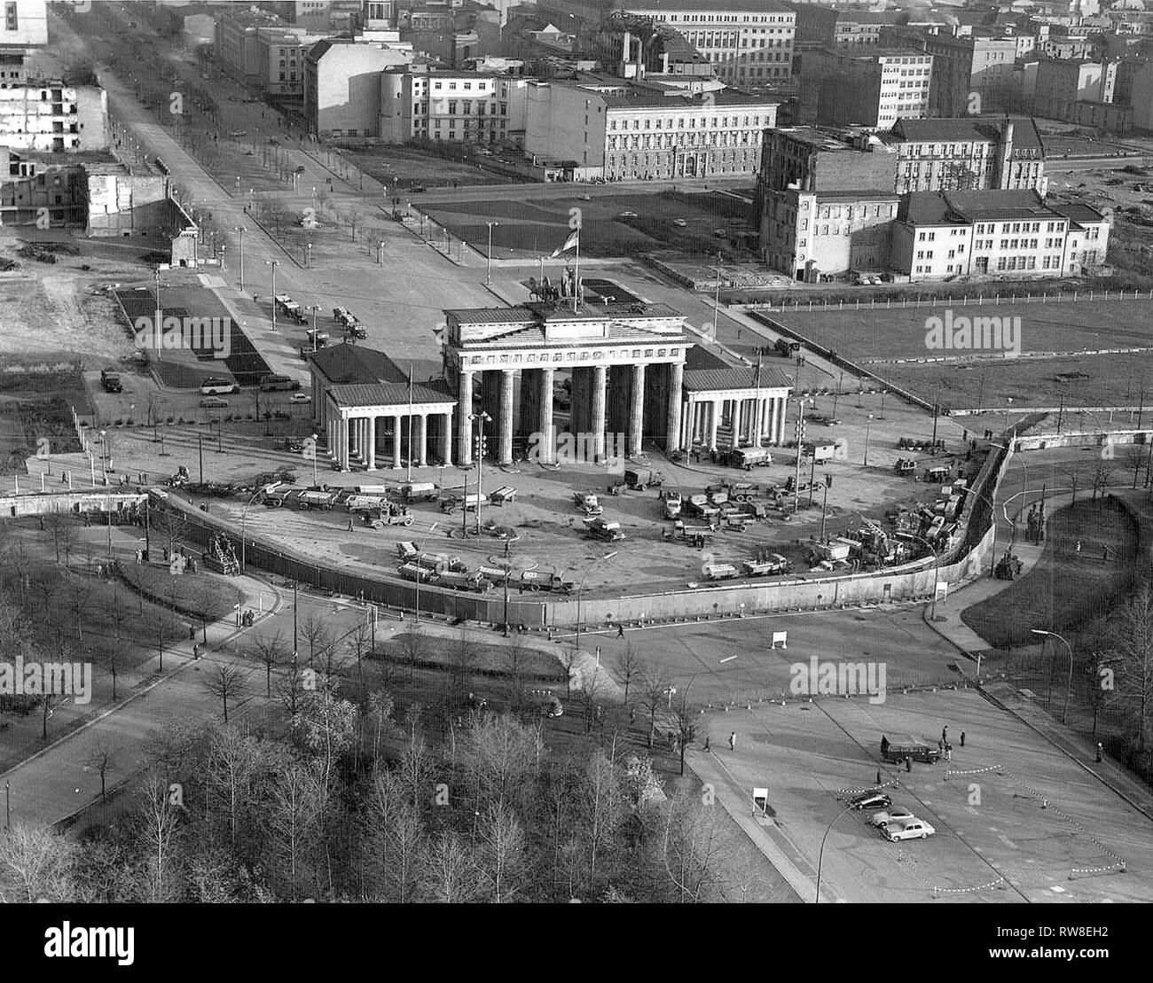 11/22/1961 - vista aérea del Muro de Berlín, La Puerta de Brandenburgo  Fotografía de stock - Alamy
