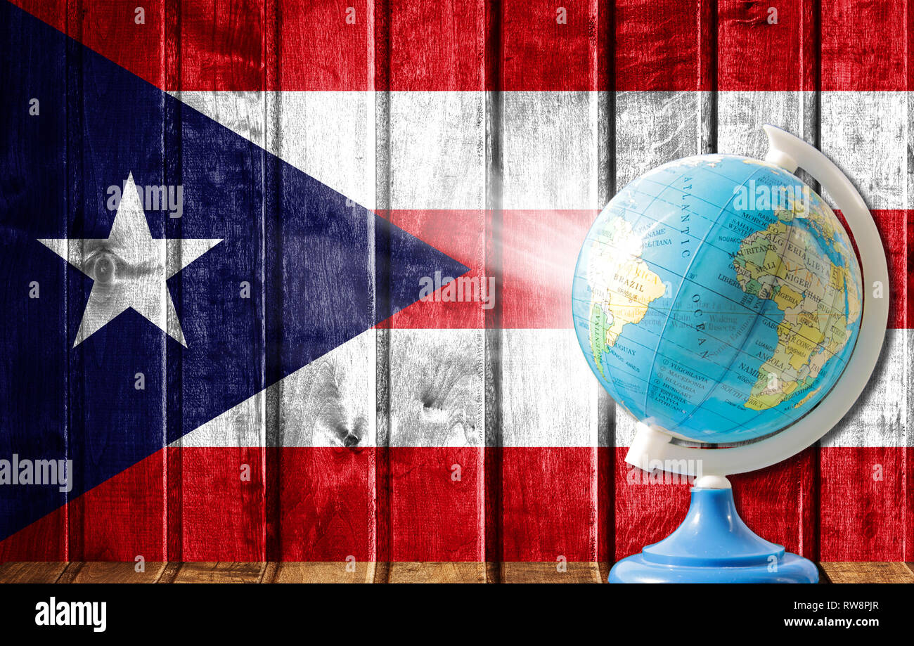 Globo Con Un Mapa Del Mundo Sobre Un Fondo De Madera Con La Imagen De La Bandera De Puerto Rico El Concepto De Los Viajes Y El Ocio En El Extranjero Fotografia