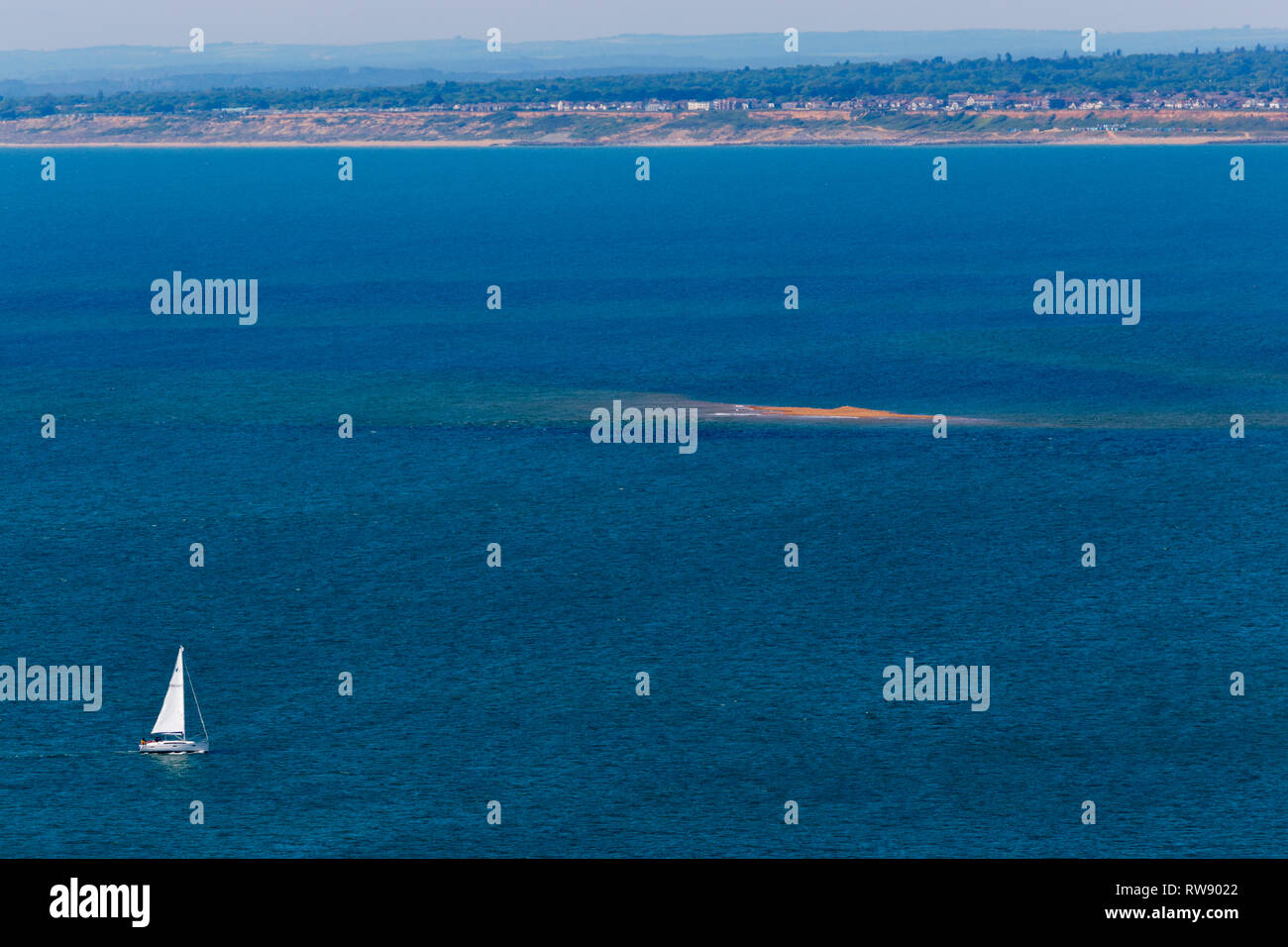 Yate, expuesto, grava, banco, off , las agujas, el Solent, en la Isla de Wight, Inglaterra, Reino Unido Foto de stock