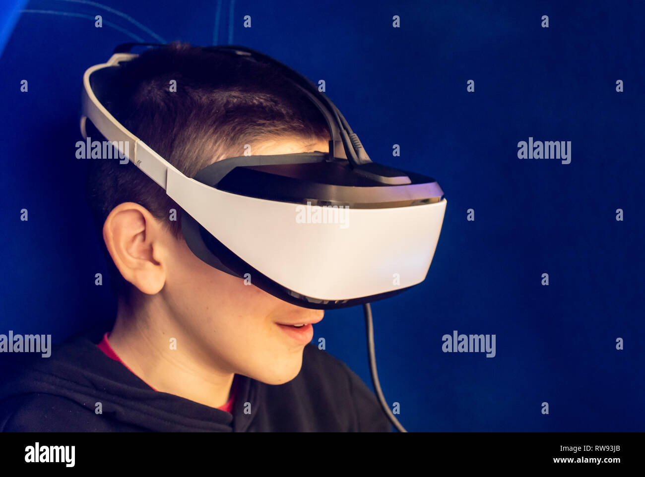 Viendo la película infantil con gafas de VR. Cabina con iluminación azul,  los joysticks. Efectos especiales. Tecnología y concepto de entretenimiento  con virtual realit Fotografía de stock - Alamy