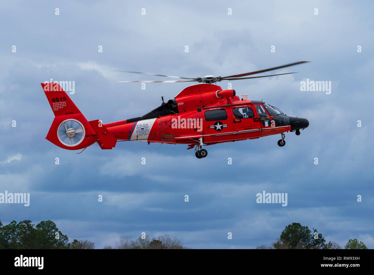 Helicóptero haciendo trabajo de patrón en el aeropuerto Cecil. Foto de stock