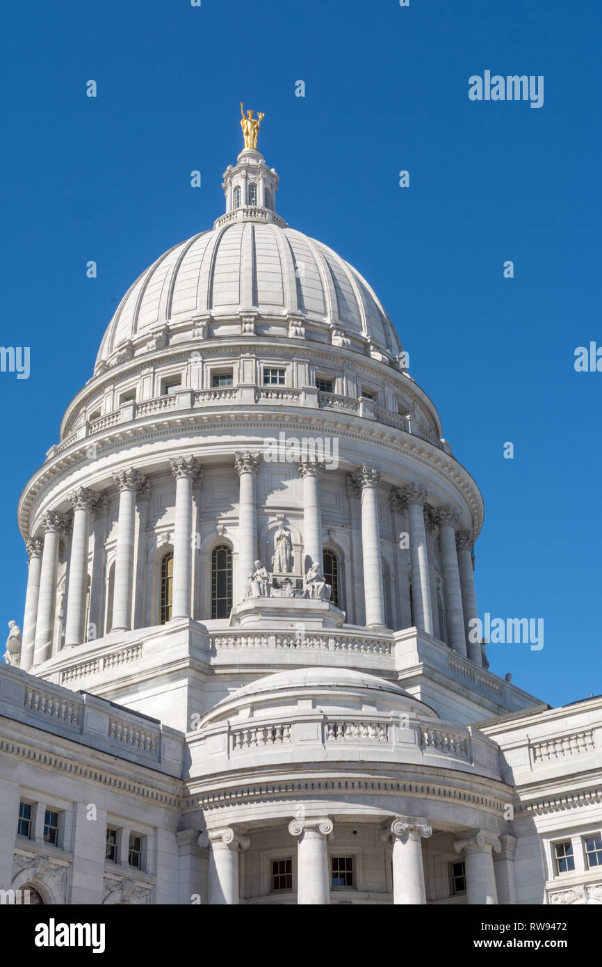 El exterior del edificio del capitolio del estado de Wisconsin en un