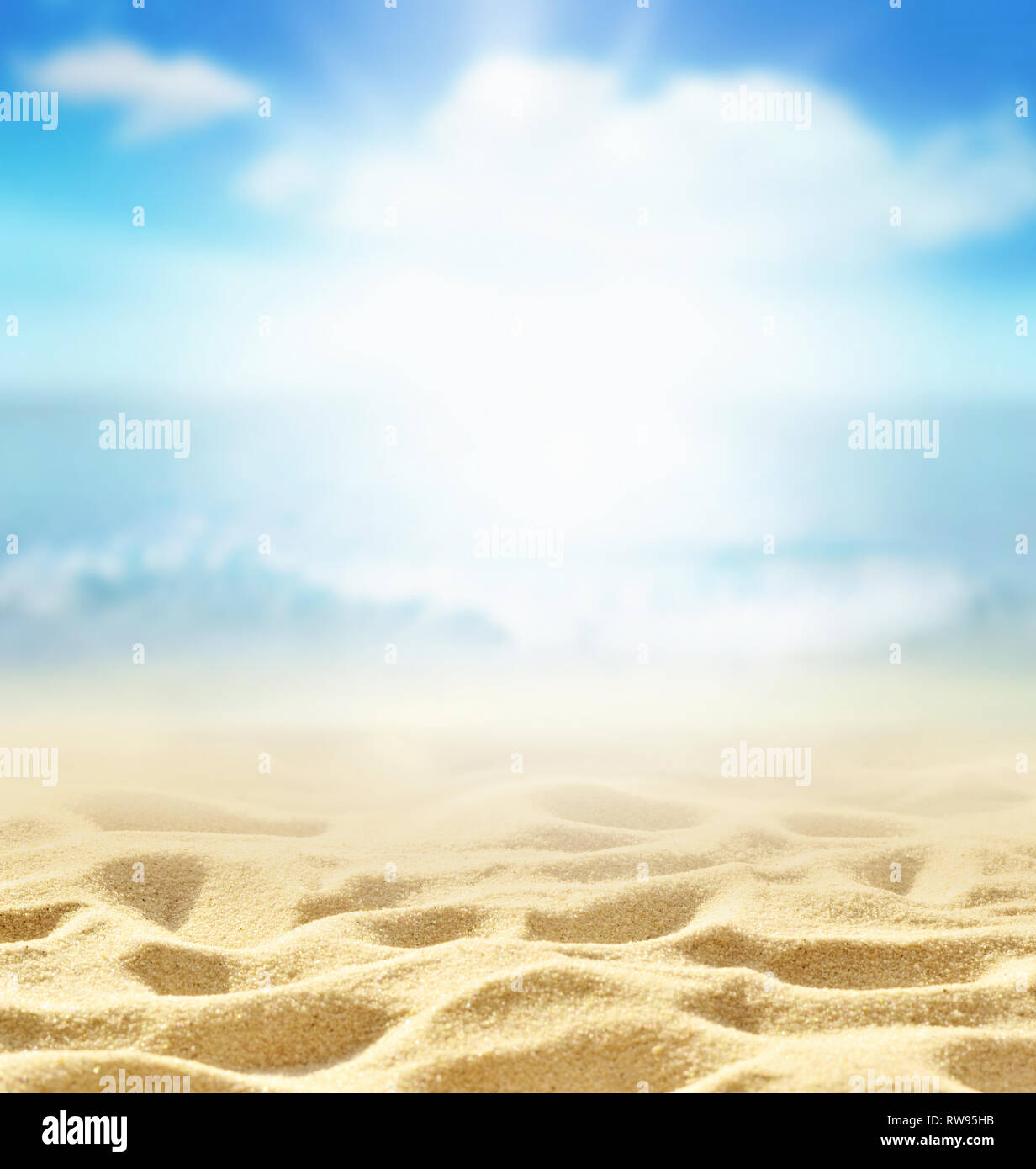Fondo de verano en la playa. La arena y el mar y el cielo. Concepto de verano. Foto de stock