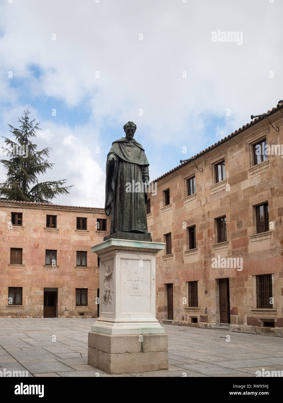 Monumento a Fray Luis de León en Salamanca Foto de stock
