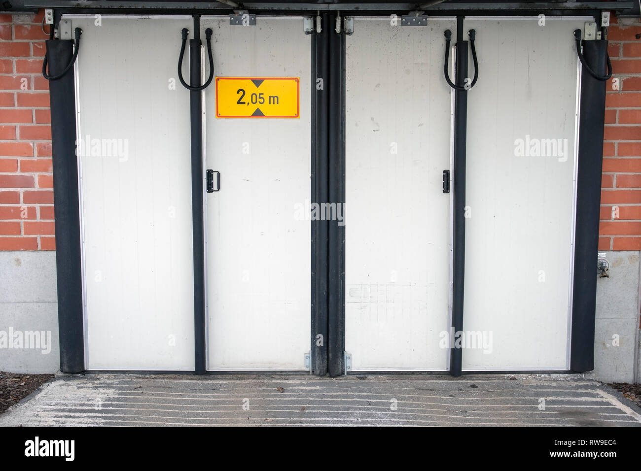 Puertas de garaje con altura máxima alerta, Finlandia Foto de stock