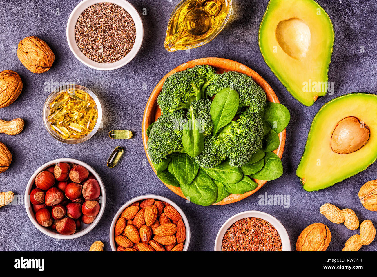 Vegan fuentes de omega 3 y ácidos grasos insaturados. Concepto de alimentos saludables. Vista desde arriba. Foto de stock