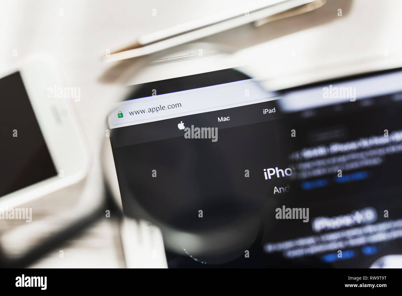 Lupa de pantalla de iphone fotografías e imágenes de alta resolución - Alamy