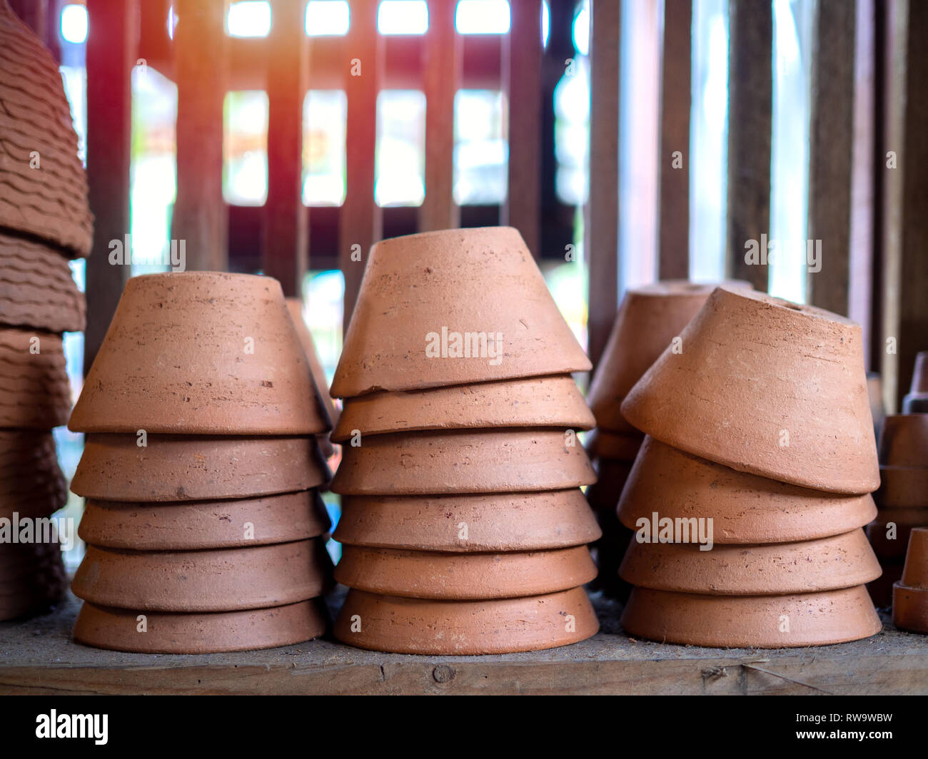 Montones de macetas de terracota en estante de madera antigua fábrica local  en maceta de barro Fotografía de stock - Alamy