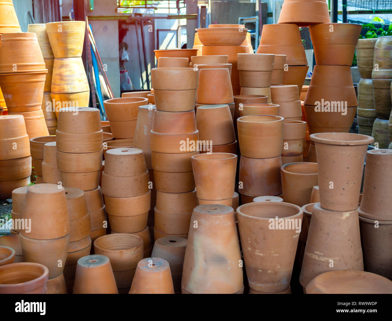 Muchas pilas de macetas de terracota en maceta de barro local de fábrica  Fotografía de stock - Alamy