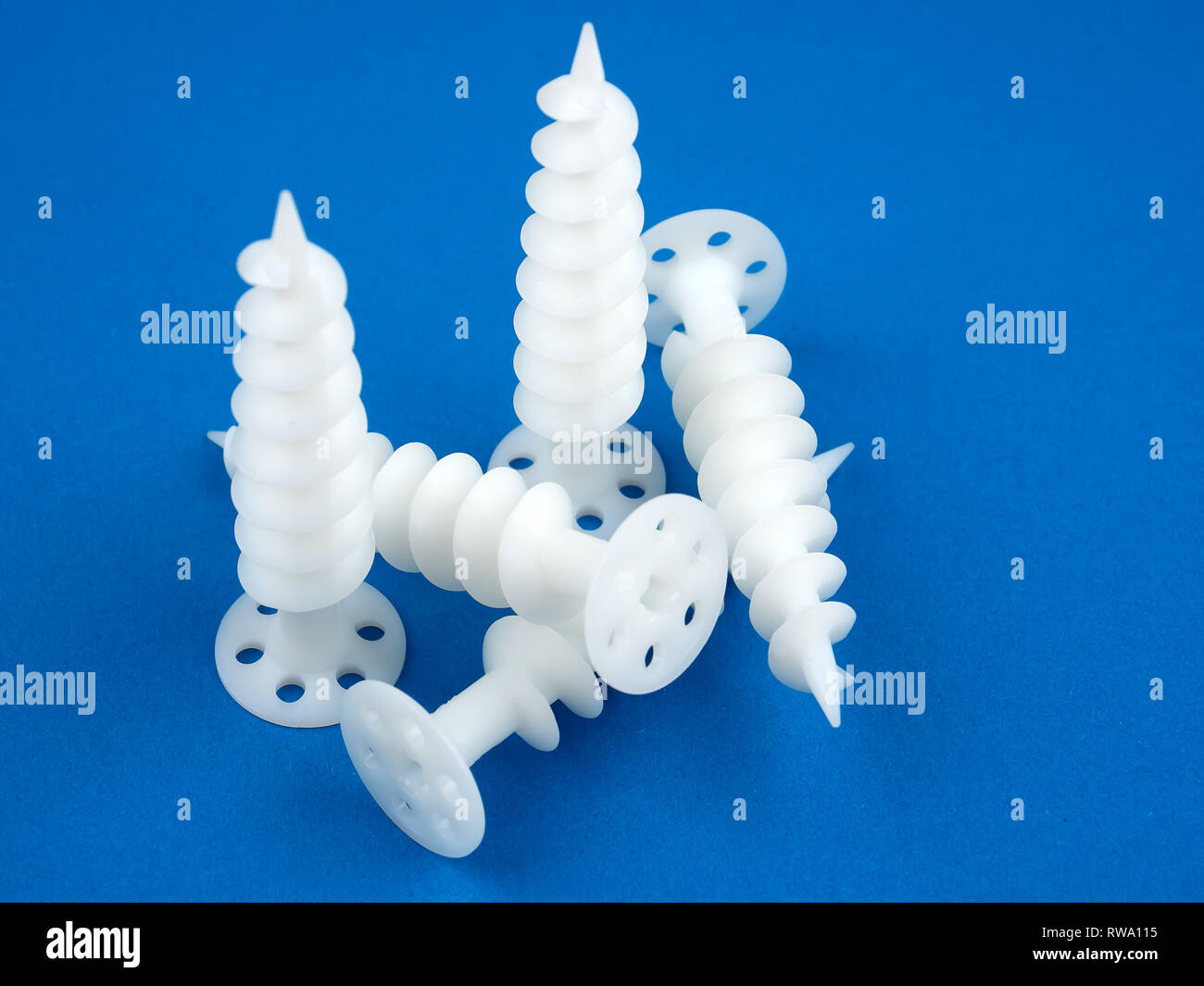 Tacos especiales para la fijación de objetos ligeros en aislamiento de  poliestireno, sobre fondo azul Fotografía de stock - Alamy