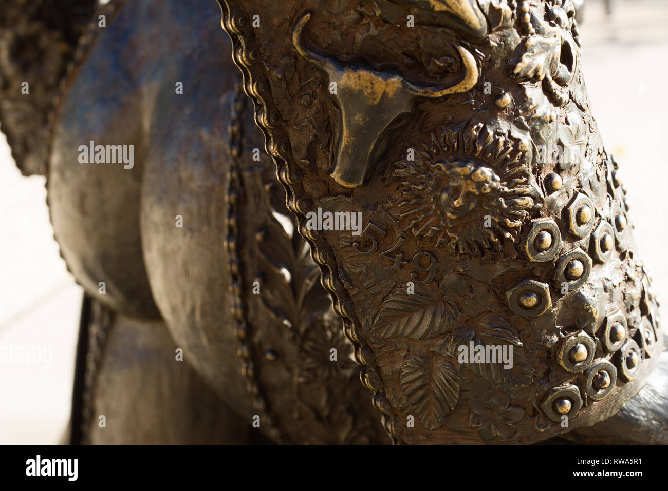 Escultura de bronce de Nimeño II, monumento al torero Christian Montcouquiol frente a la Arena de Nimes, Francia Foto de stock
