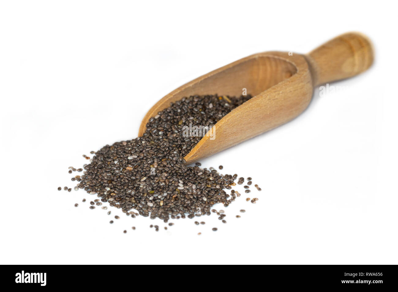 Primer plano del negro chia semillas a base de vegetales, fuente de ácidos grasos omega-3, presentada en una pequeña cuchara de madera Foto de stock
