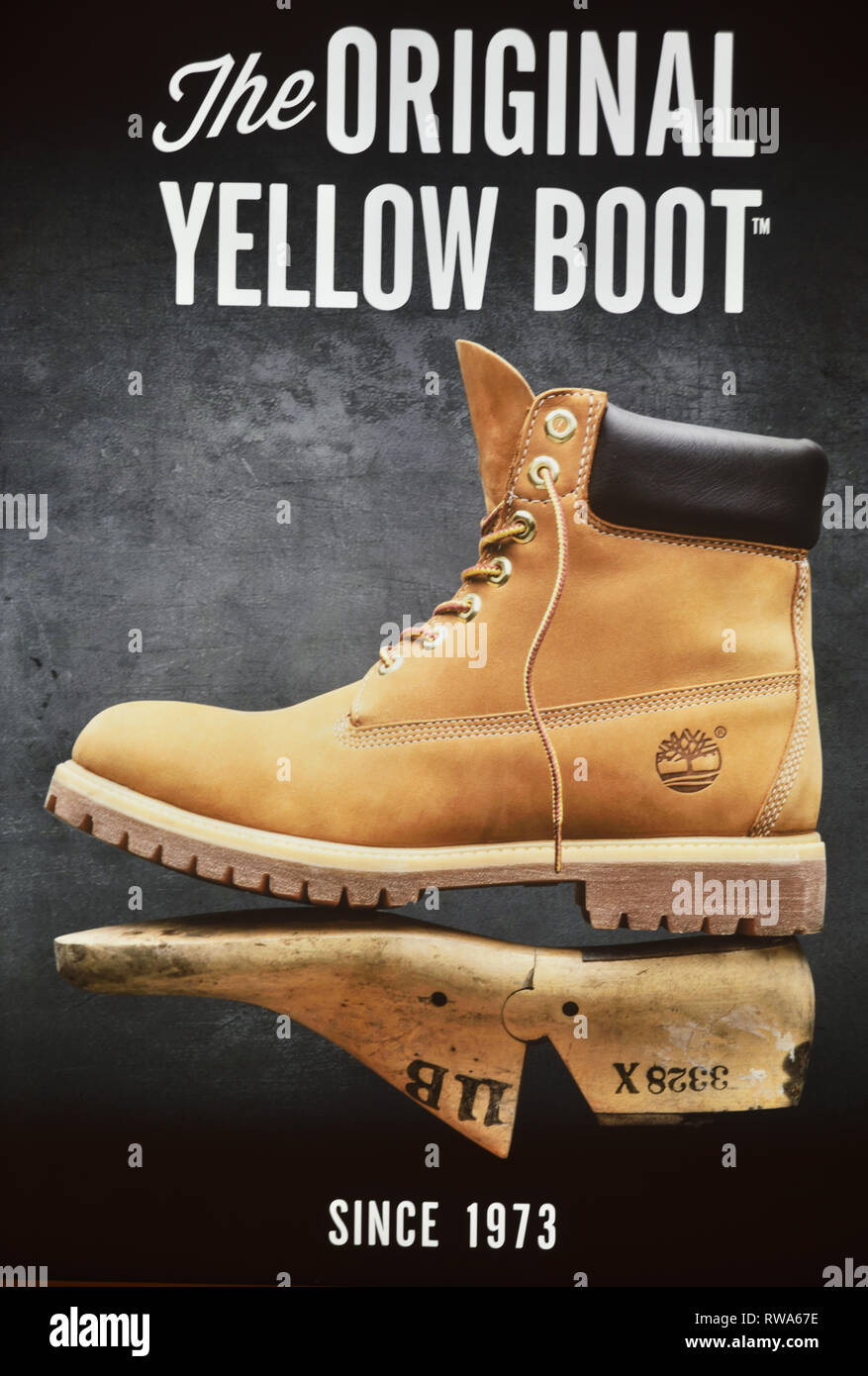 Timberland Boot amarillo anuncio Fotografía de stock - Alamy