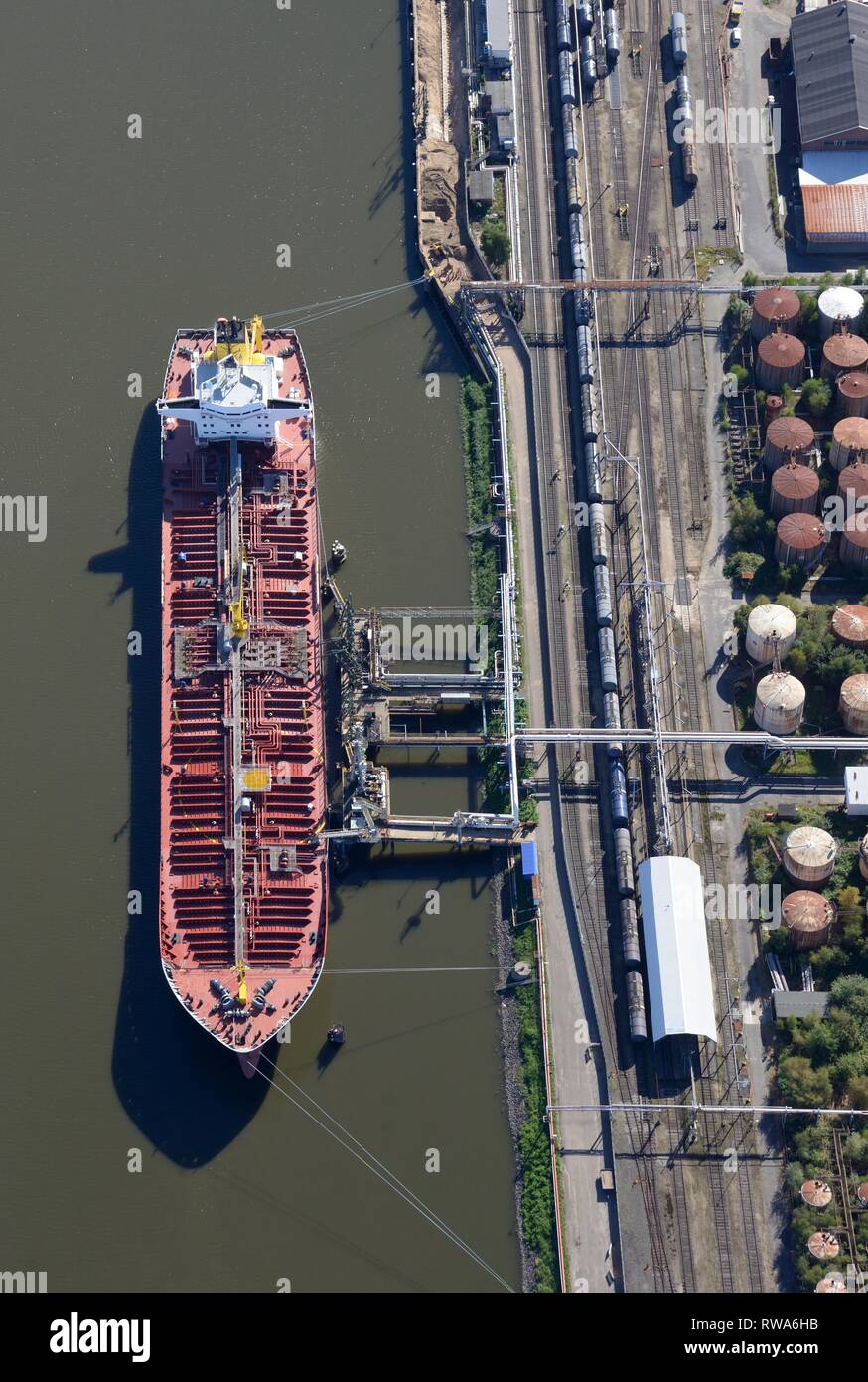 Vista aérea de la cisterna, en Seaport 4, Hamburgo, Alemania. Foto de stock