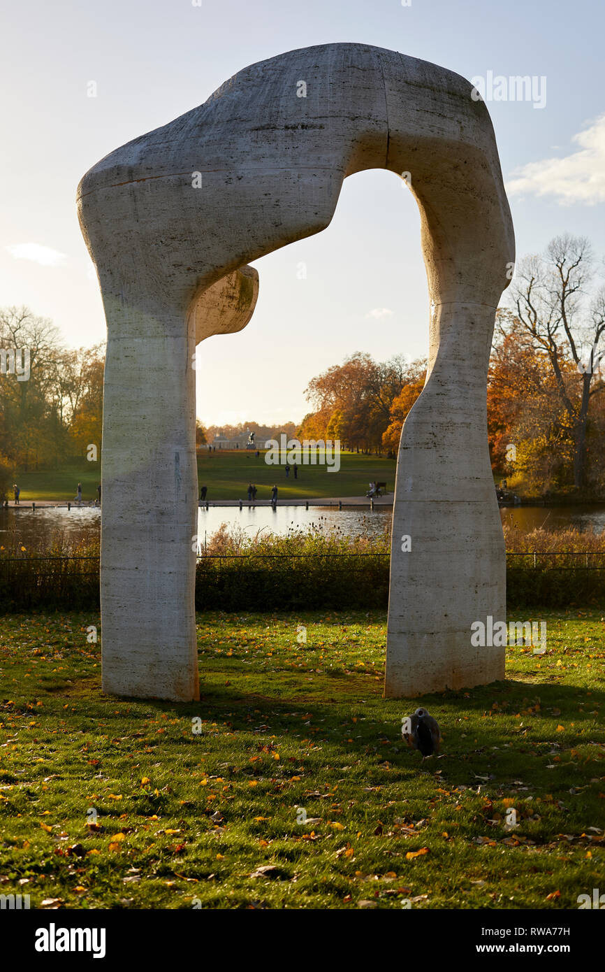 El arco, la escultura de Henry Moore, Hyde Park, Londres Foto de stock