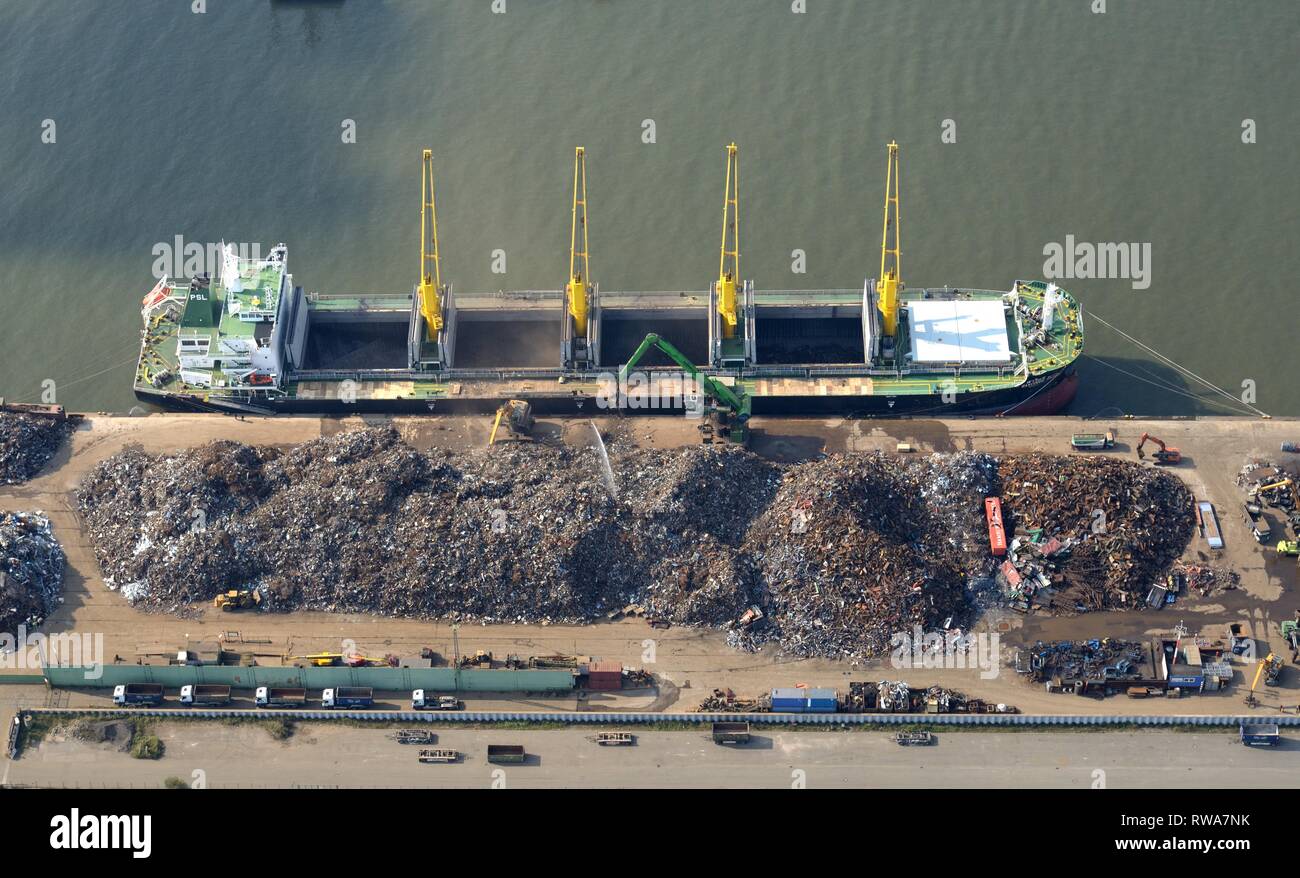 Vista aérea, carga de chatarra en carguero, Elba, Hamburgo, Alemania. Foto de stock