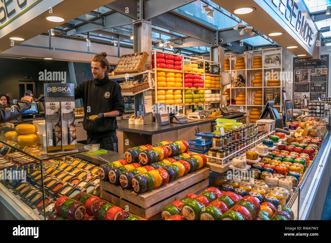 Puesto en el mercado con queso holandés, Markthalle, Südholland Markthal, Rotterdam, Países Bajos Foto de stock
