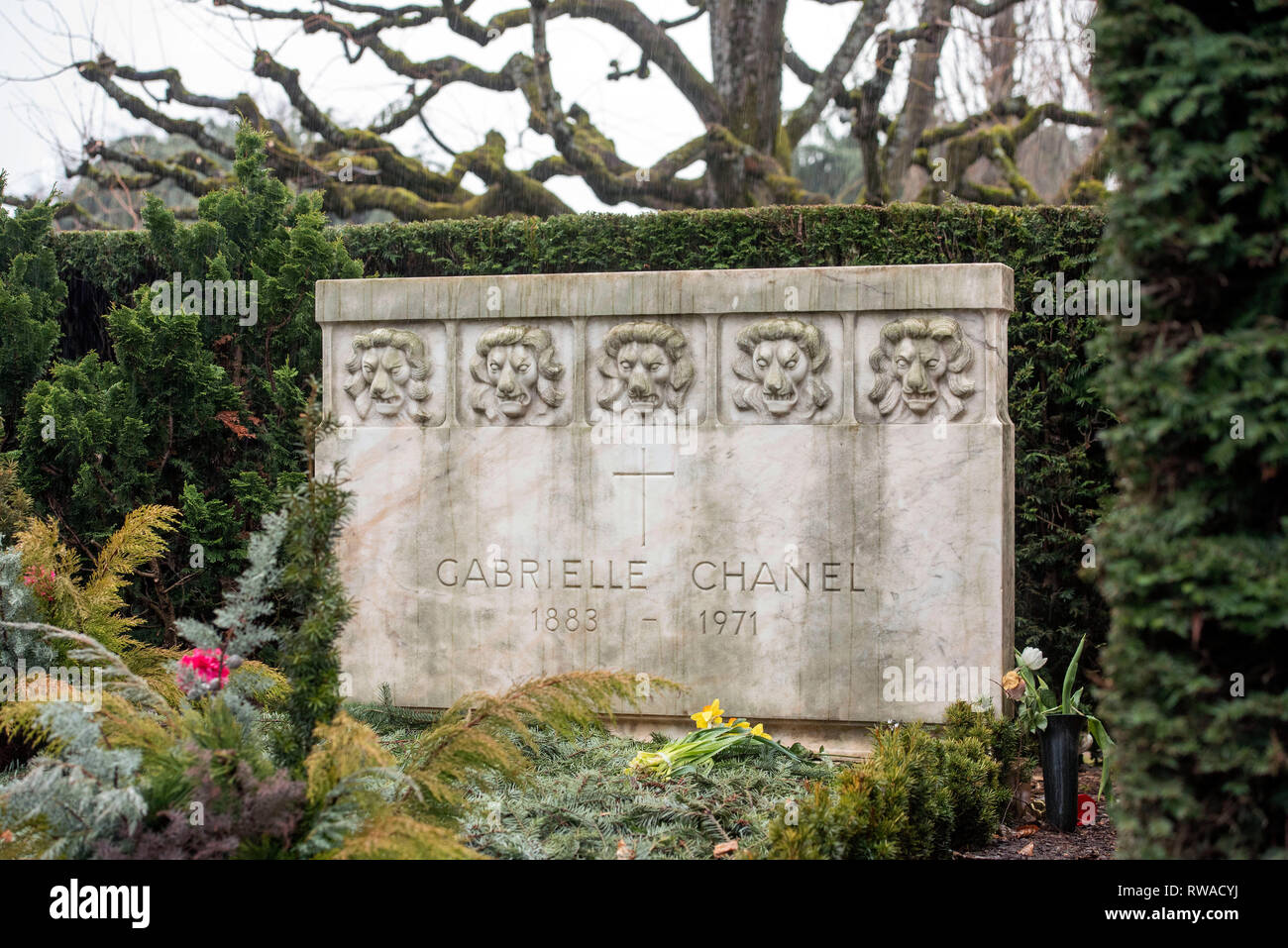 La tumba de Gabreille Chanel "Coco" en el Cimetière du Bois-de-Vaux  cemetary en Lausanne, Vaud, Suiza con cinco leones de piedra sobre la  lápida Fotografía de stock - Alamy