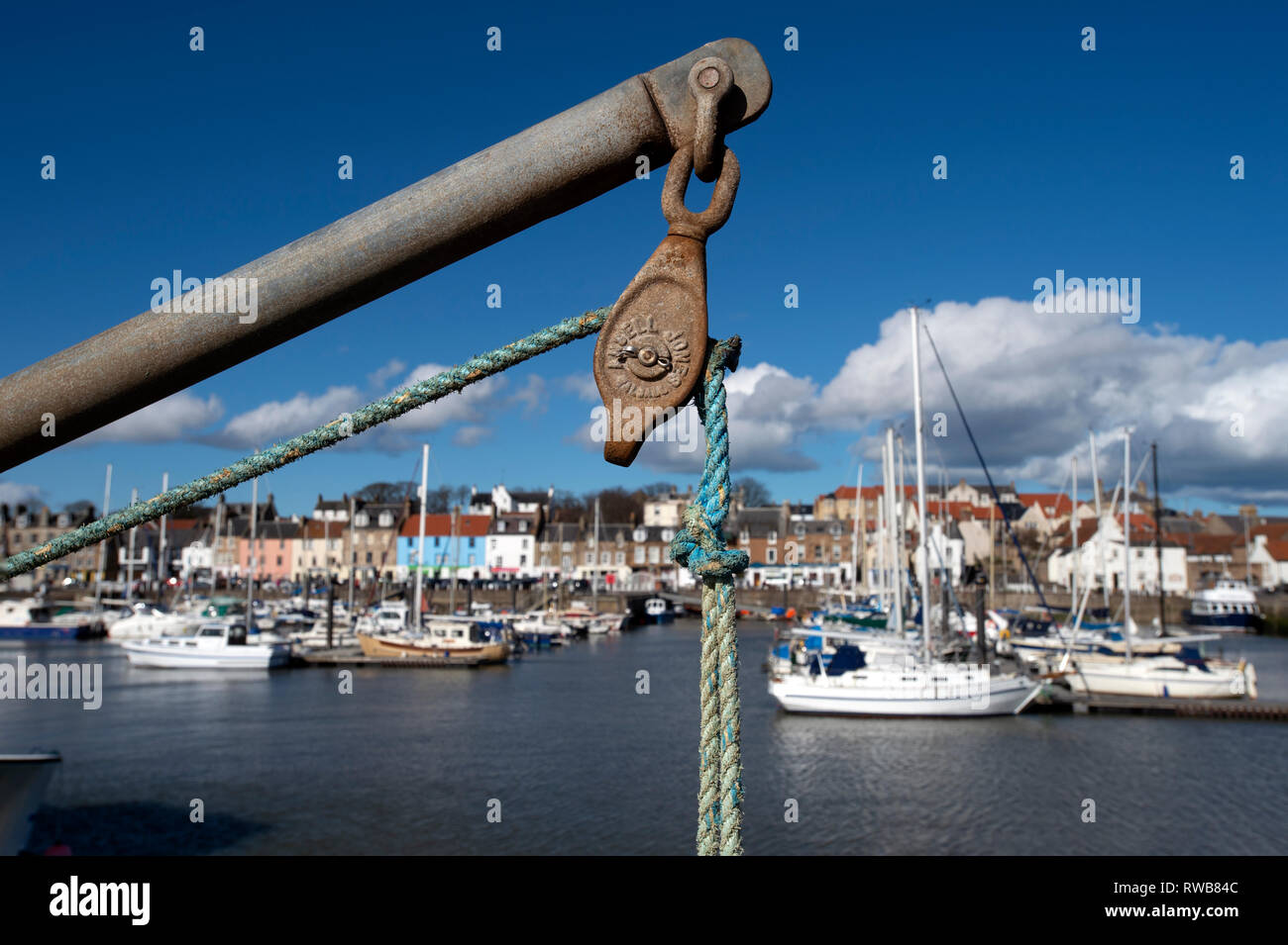 Cierre de un bloque y hacer frente con un yate lleno Anstruther puerto de fondo Anstruther Fife Reino Unido Escocia Foto de stock